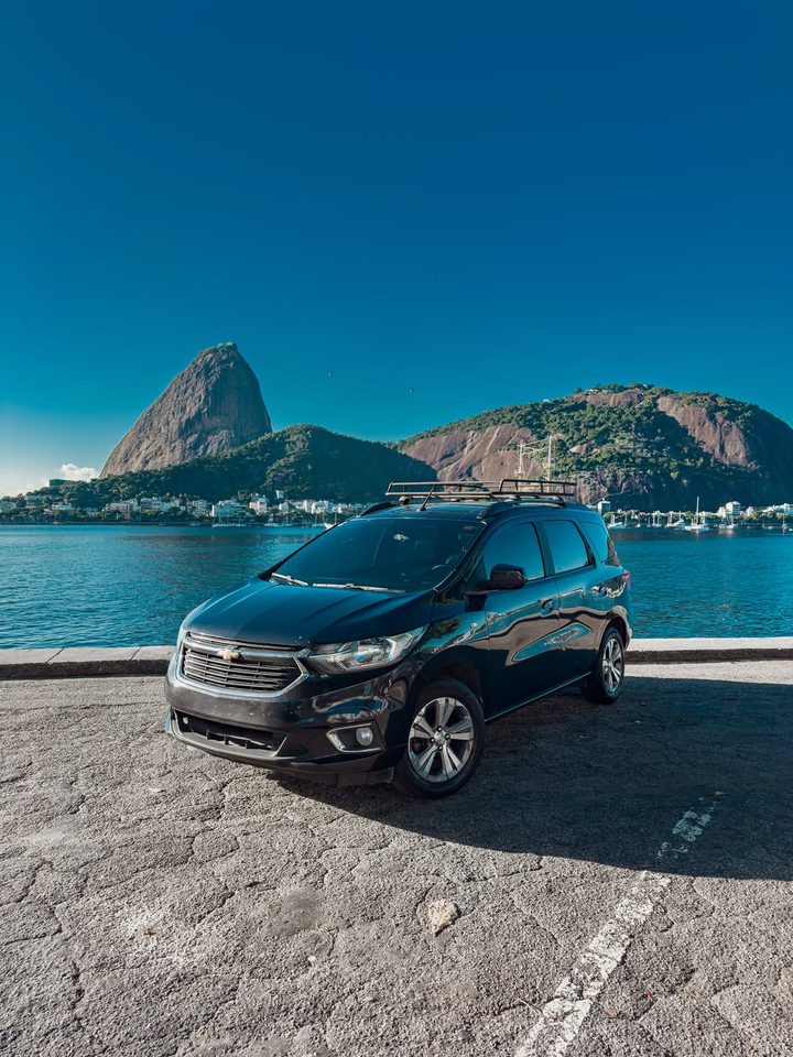 Chevrolet Spin da Ilha Go com o Pão de Açúcar ao fundo
